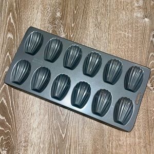 Chicago Metallic Professional Non-Stick 12-Hole Madeleine Tin